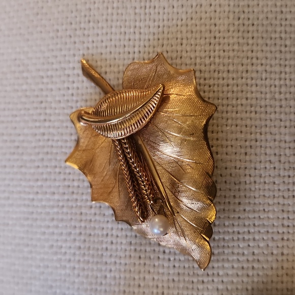 Christmas Pin Bundle | 5 Christmas Pins Wreath , Rhinestones Reindeer,Santa, - Picture 5 of 6